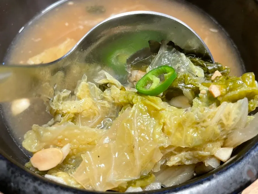 껍질과 살코기 층이 보이는 족발 단면