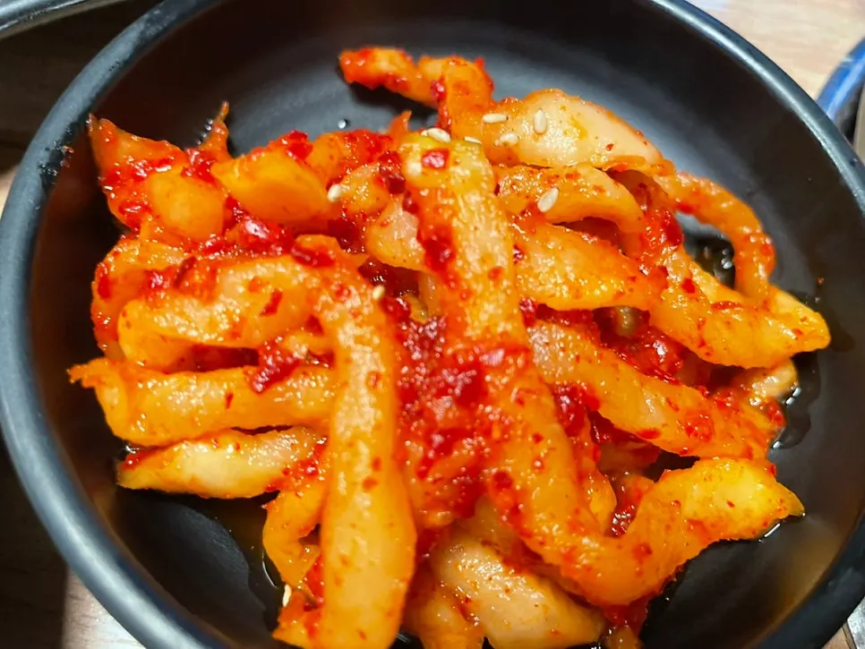 족발 살코기에 올린 부추무침