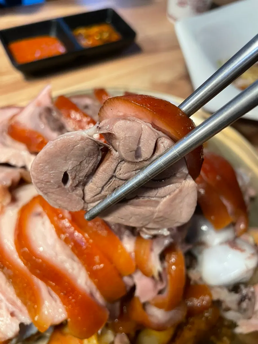 새우젓에 찍는 족발 한 점