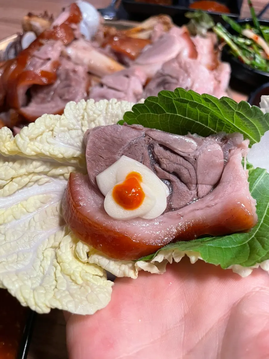 도톰하게 썰린 족발 살코기