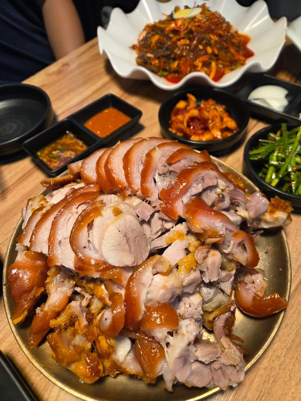 Plate of complimentary bite-size cold jokbal