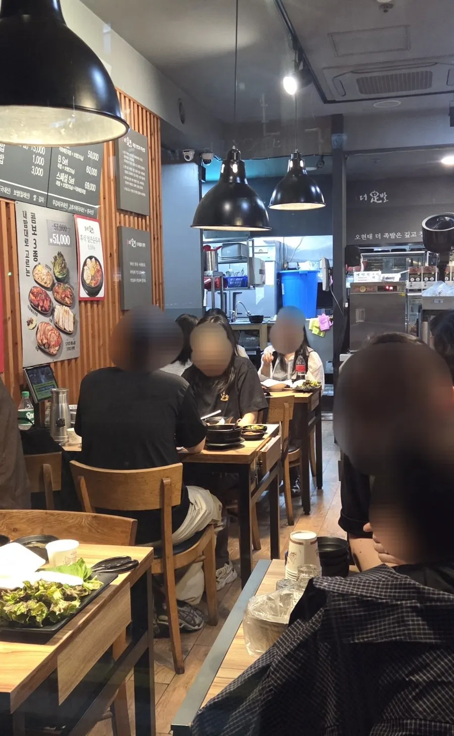 Store sign listing the times fresh jokbal is ready