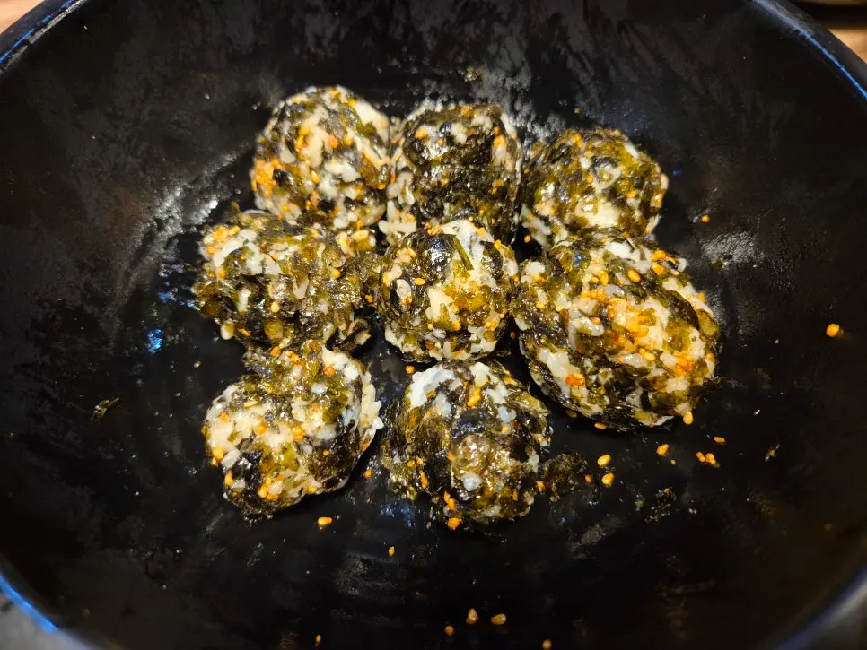 Rice balls topped with seasoning powder