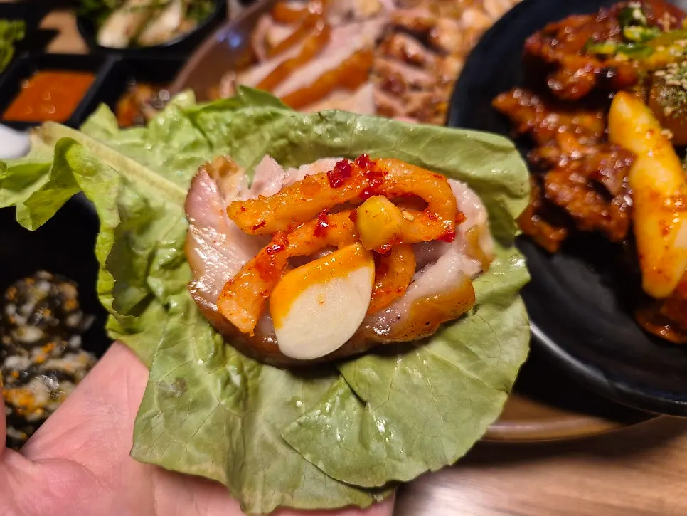 Glossy jokbal with chewy skin