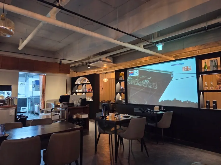 Directions for visiting Slow Village Brewery on the second floor