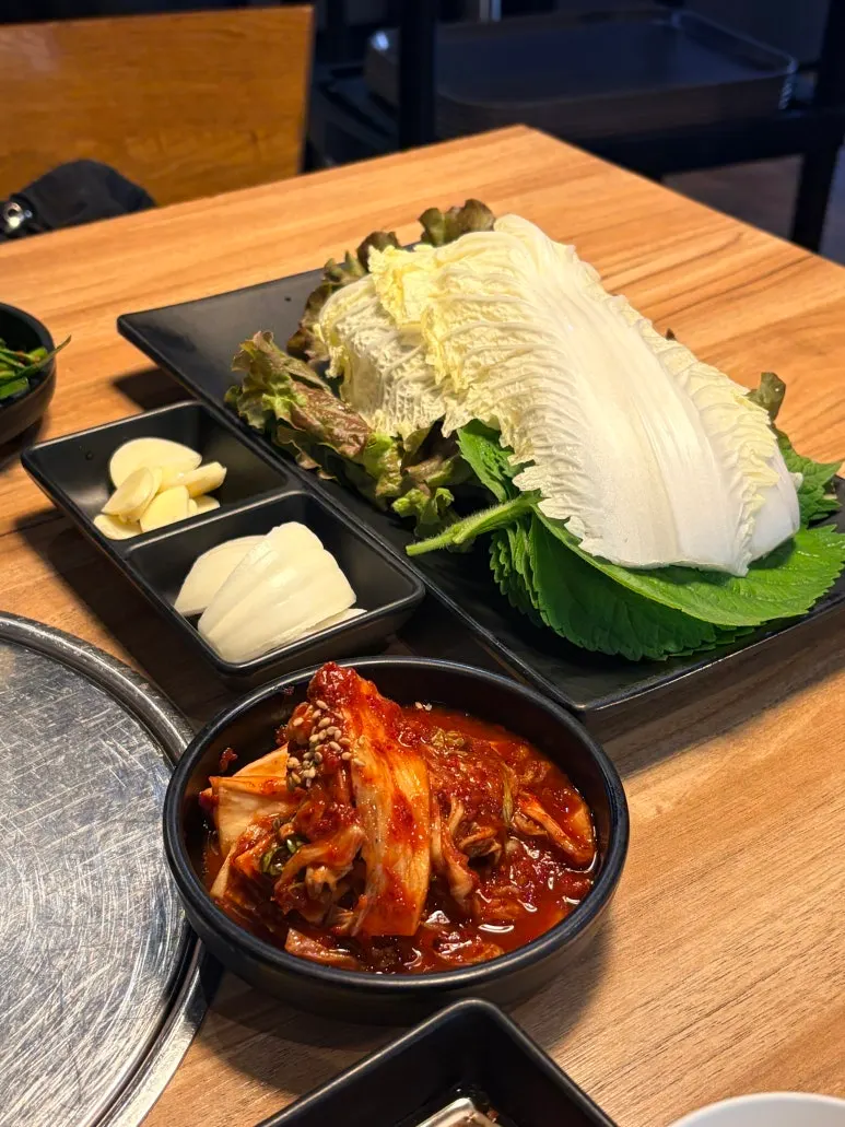 보쌈과 함께 나온 기본 반찬 한 상