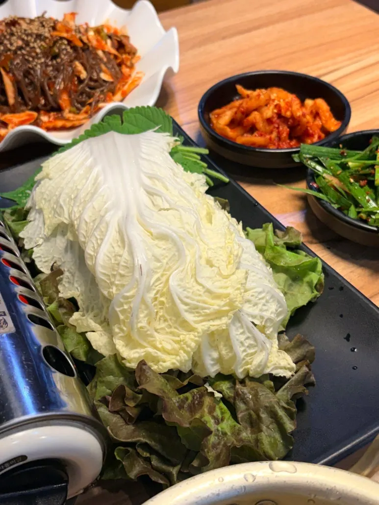 겉절이김치 등 기본 반찬 접시