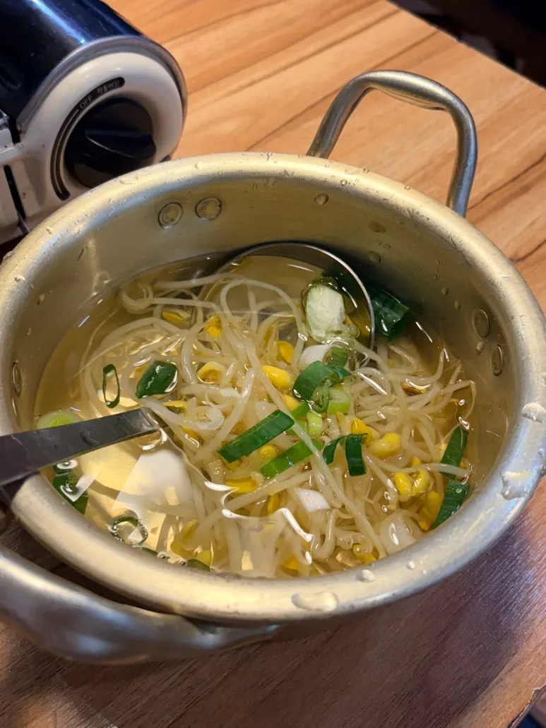 서비스로 나온 냉채족발 맛보기 접시