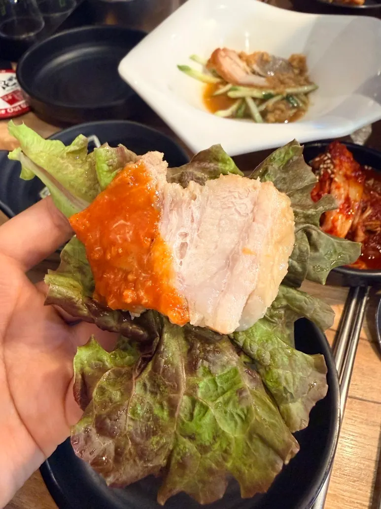 쌈에 보쌈 고기와 쌈장을 올린 모습
