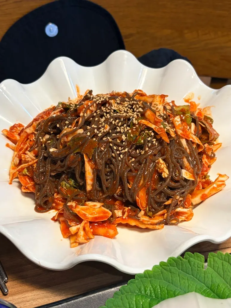 야채 듬뿍 올린 새콤달콤 쟁반막국수