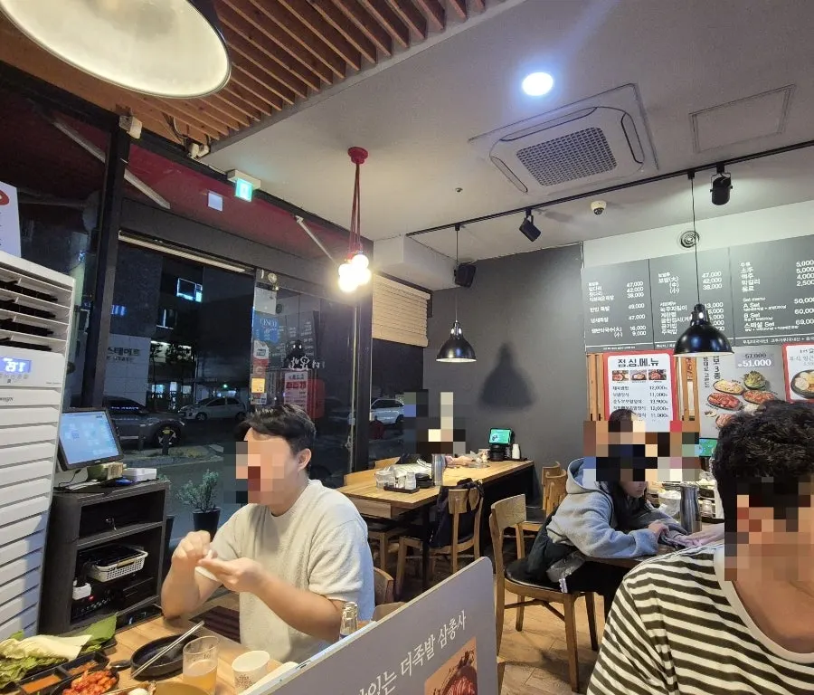 저녁 시간 더족발 매장 분위기