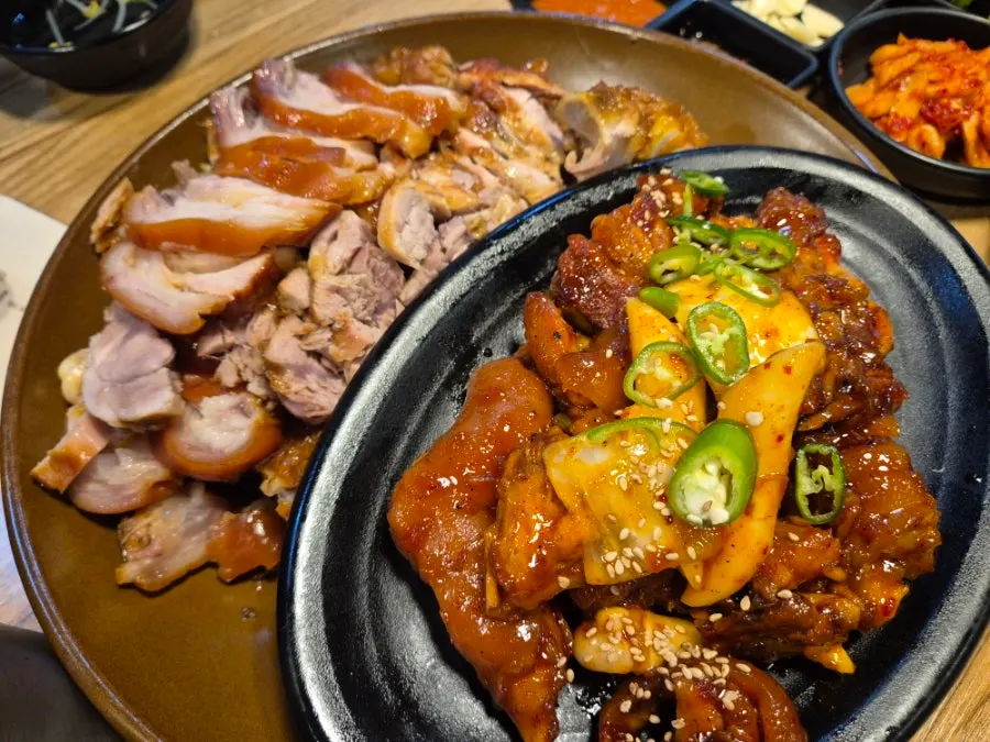 기본과 매운맛 반반족발 한 상