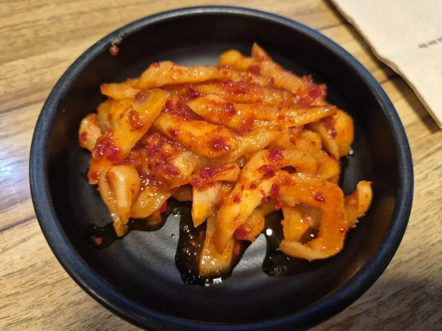 족발 곁들임 파무침과 콩나물국