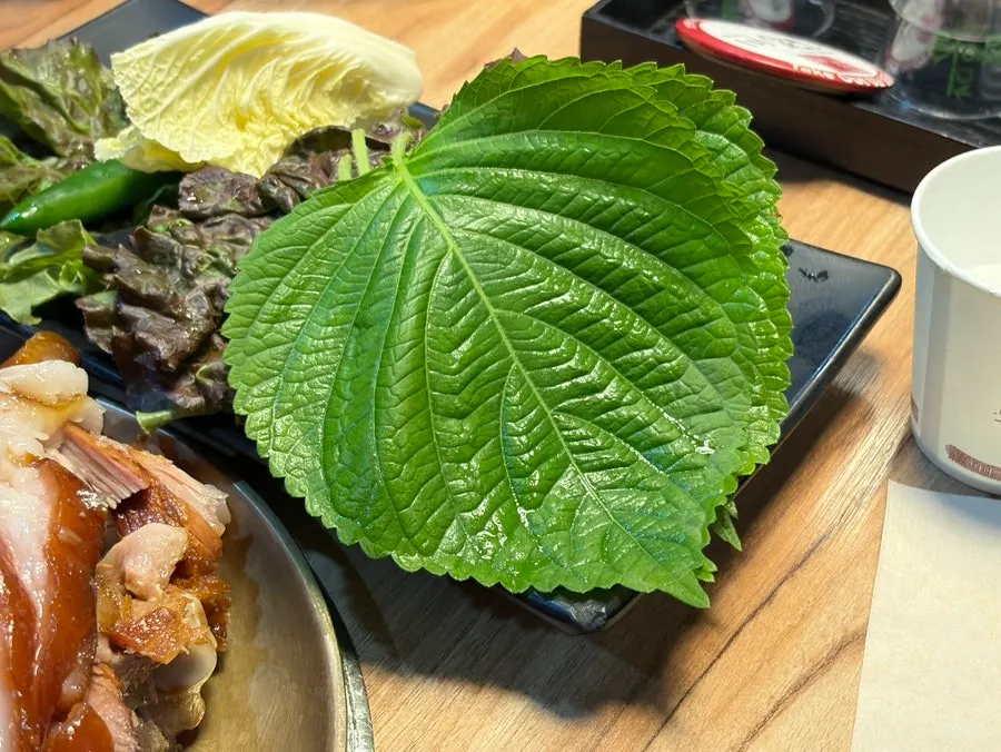 Wrap vegetables including lettuce, perilla leaves, napa cabbage, and cheongyang chili peppers