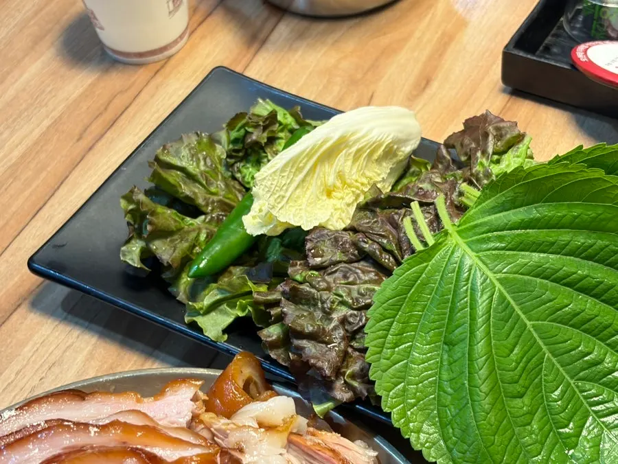 A plate of large, fresh perilla leaves
