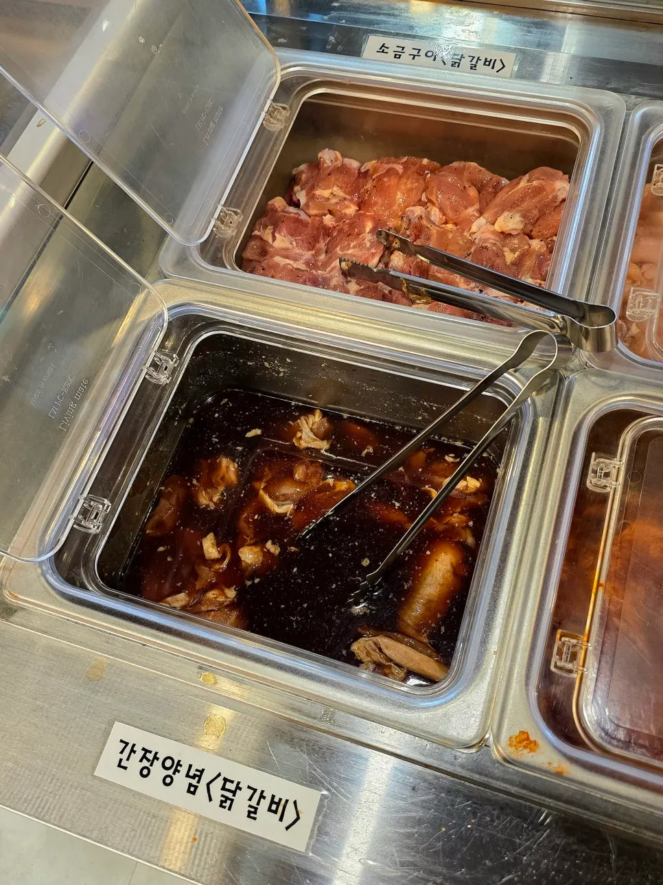 간장양념 닭갈비가 담긴 셀프바 트레이