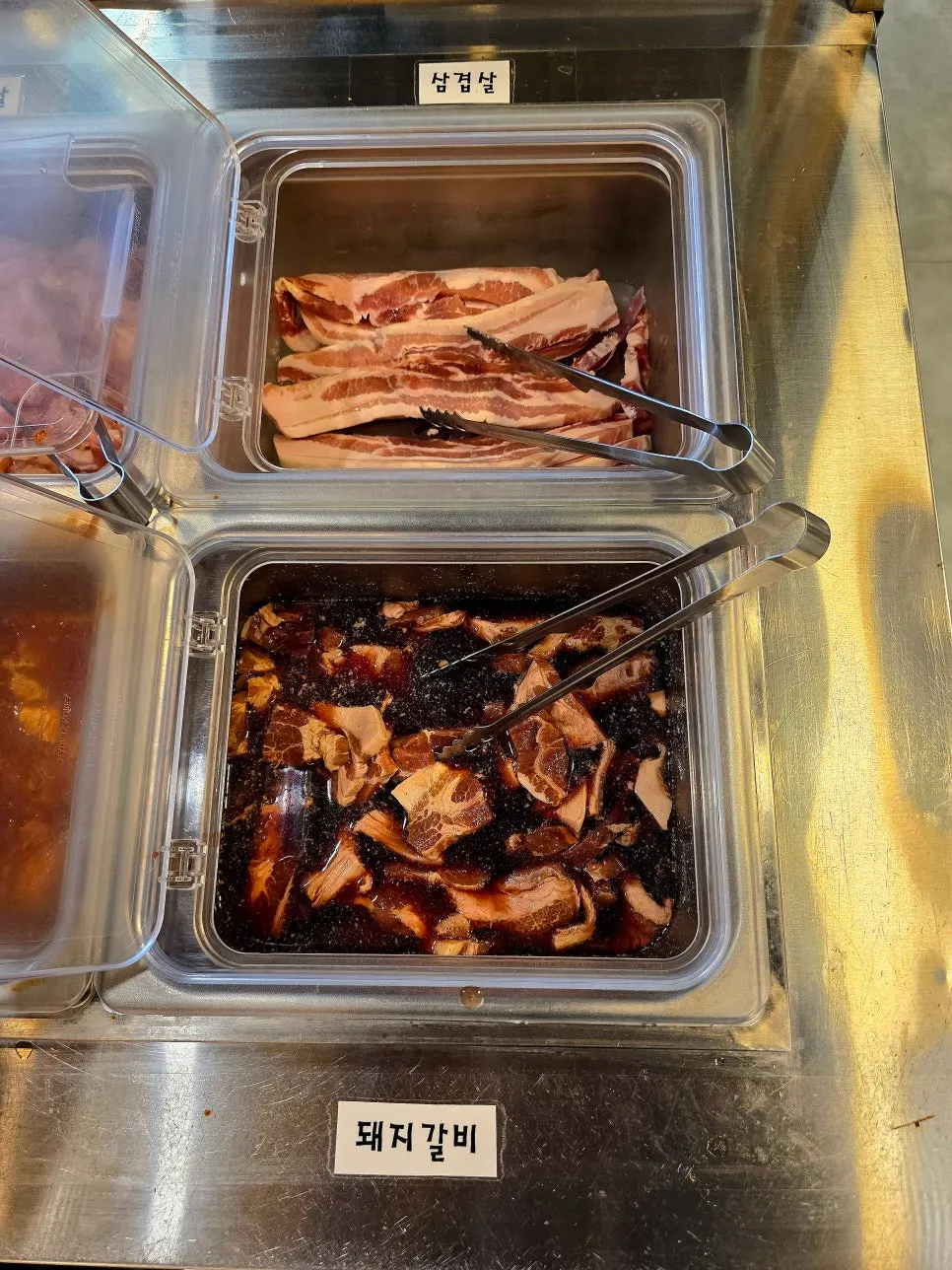 삼겹살과 돼지갈비가 놓인 고기 셀프바