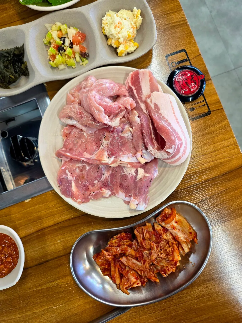접시에 골라 담아온 고기 여러 종류