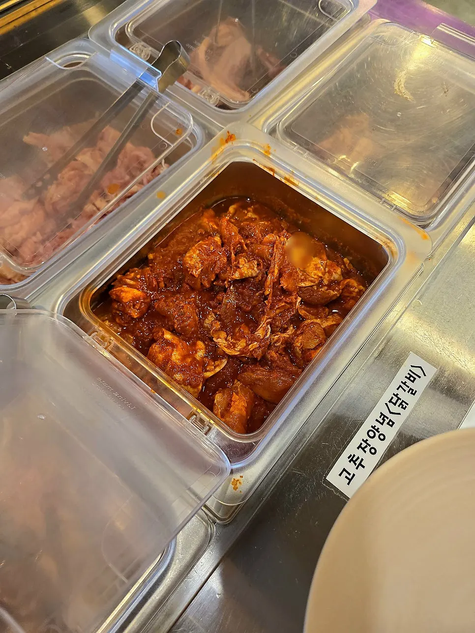 불판에 구워지는 소금구이 닭갈비와 닭목살