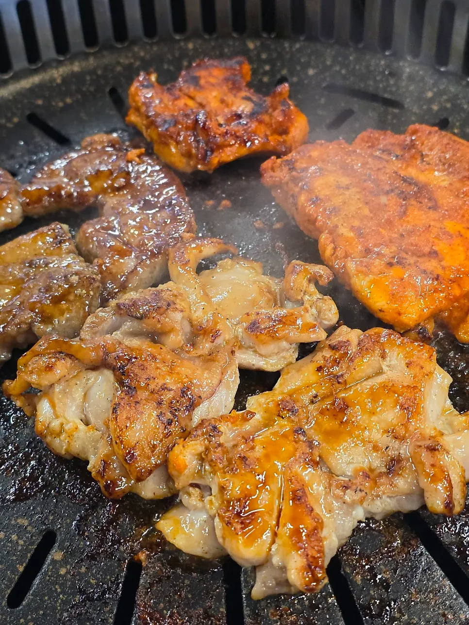 고추장 양념 닭갈비와 돼지갈비 구이