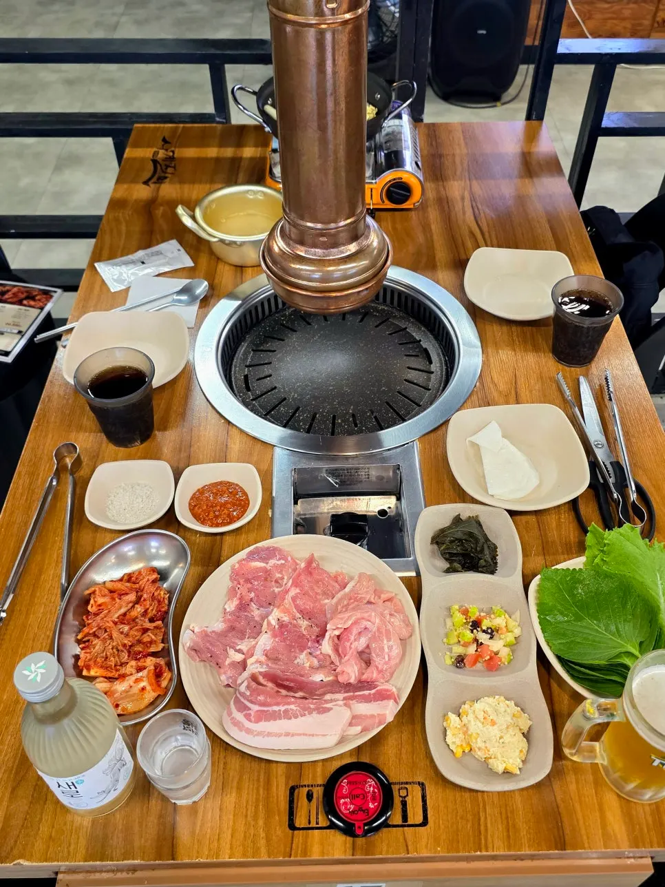 2시간 무한리필 식사가 차려진 테이블