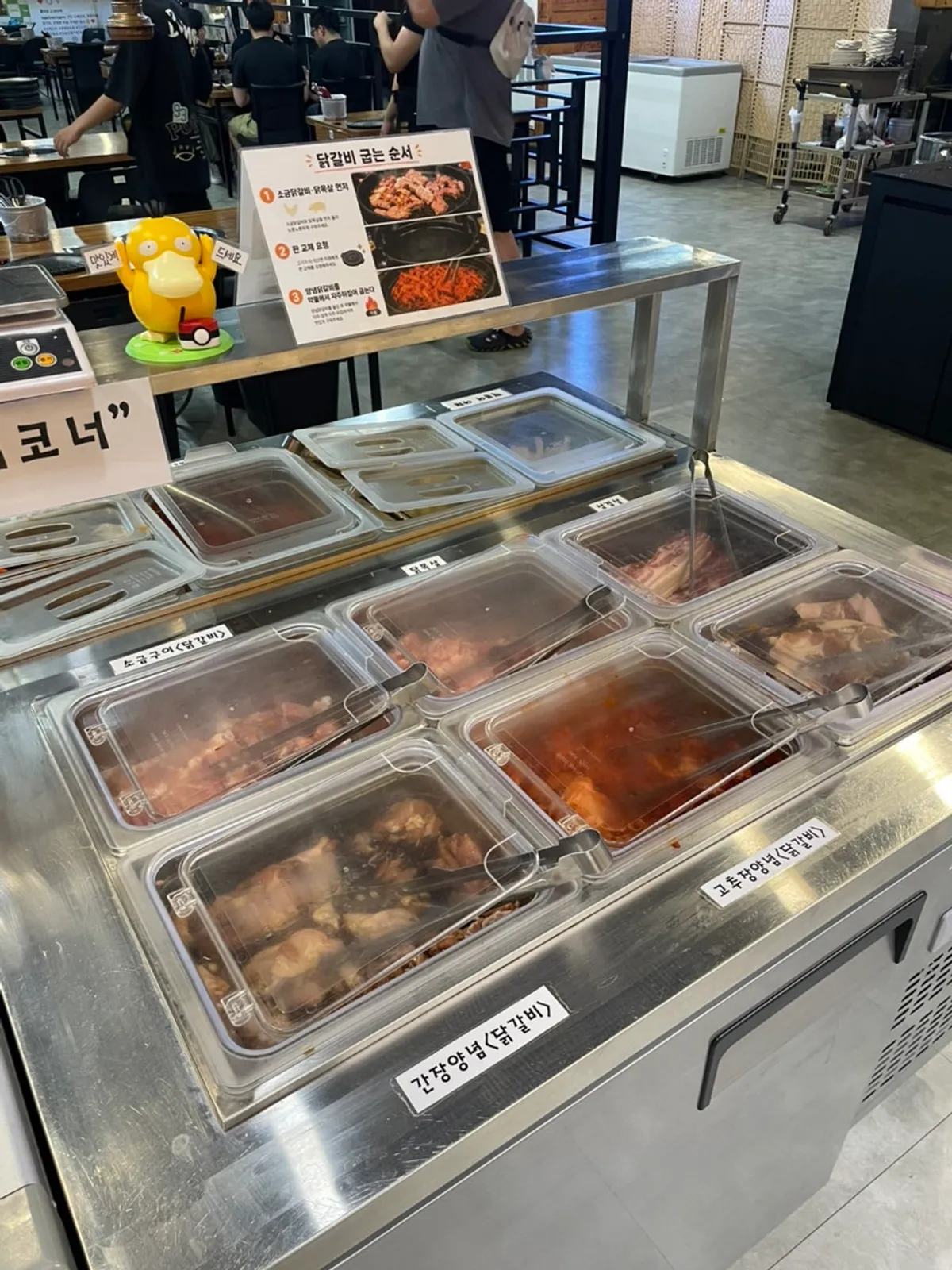 The wide self-serve bar at the back of Bak Jeongmi Dakgalbi