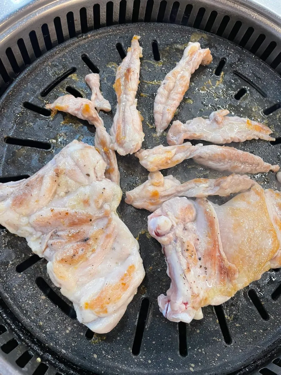 Salt-grilled dakgalbi being grilled