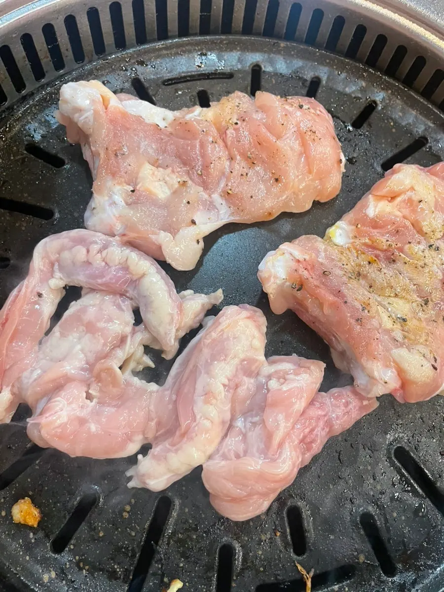 Another plate of grilled salt-seasoned dakgalbi