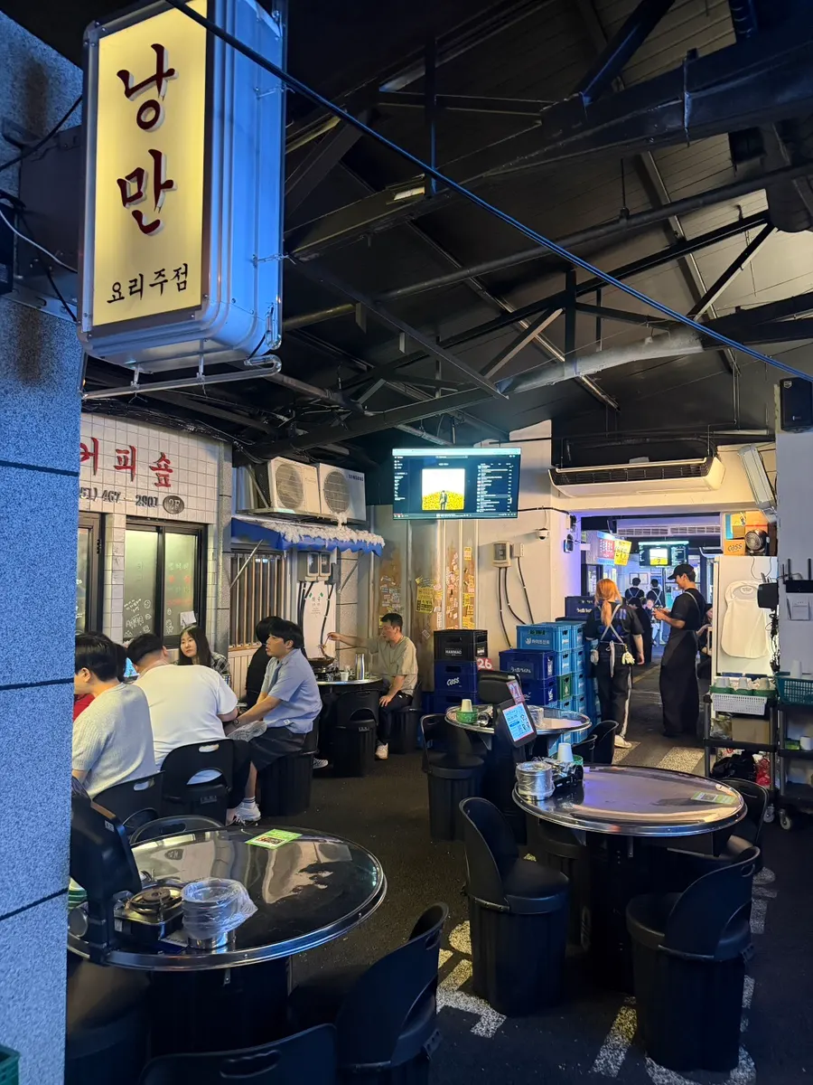 Drinks in a lively Guro Digital Complex Station atmosphere