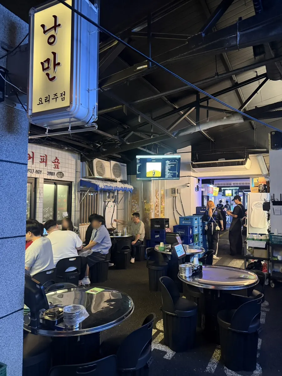 Drinks in a lively Guro Digital Complex Station atmosphere