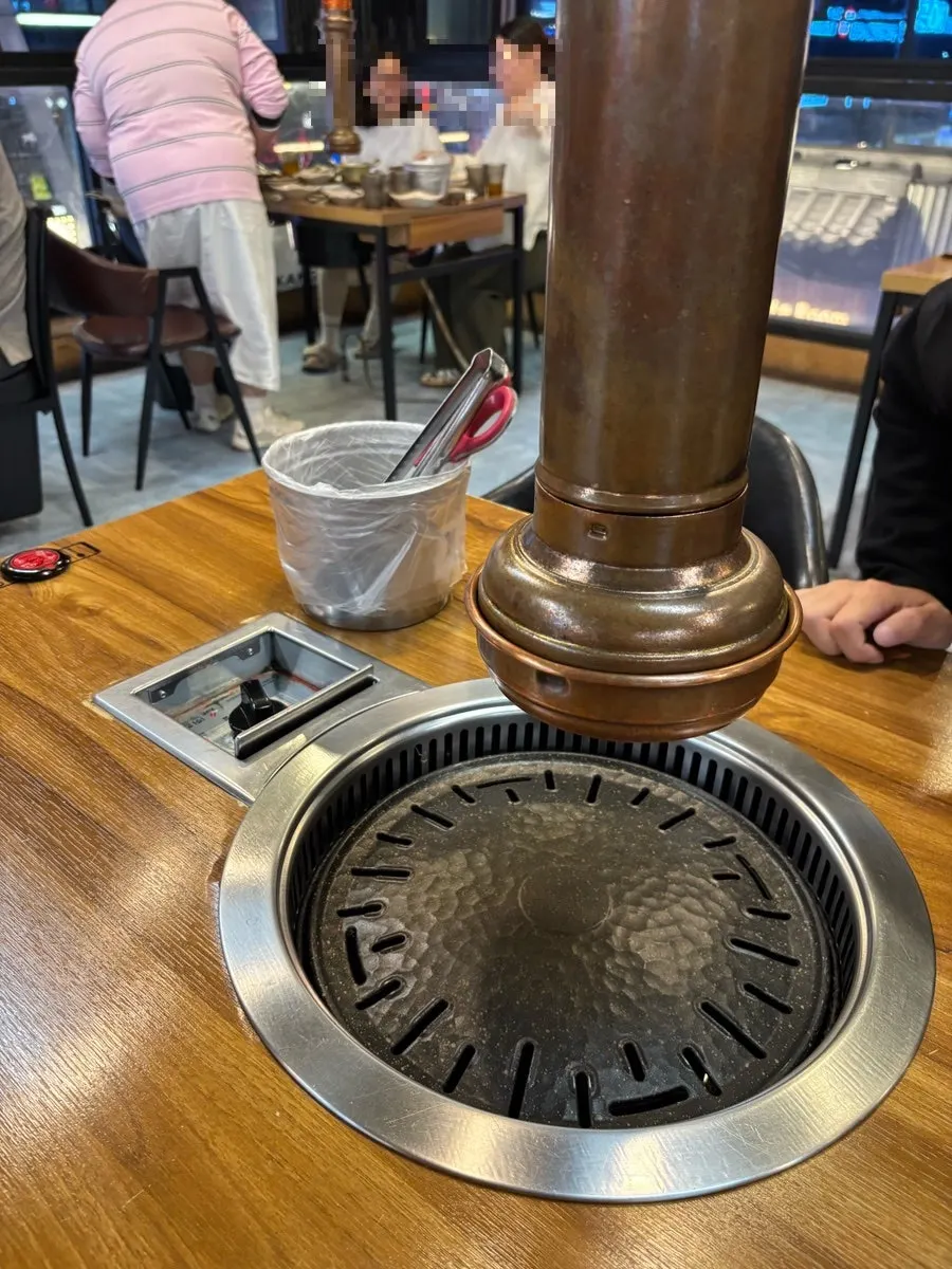 테이블에 준비된 닭갈비 불판