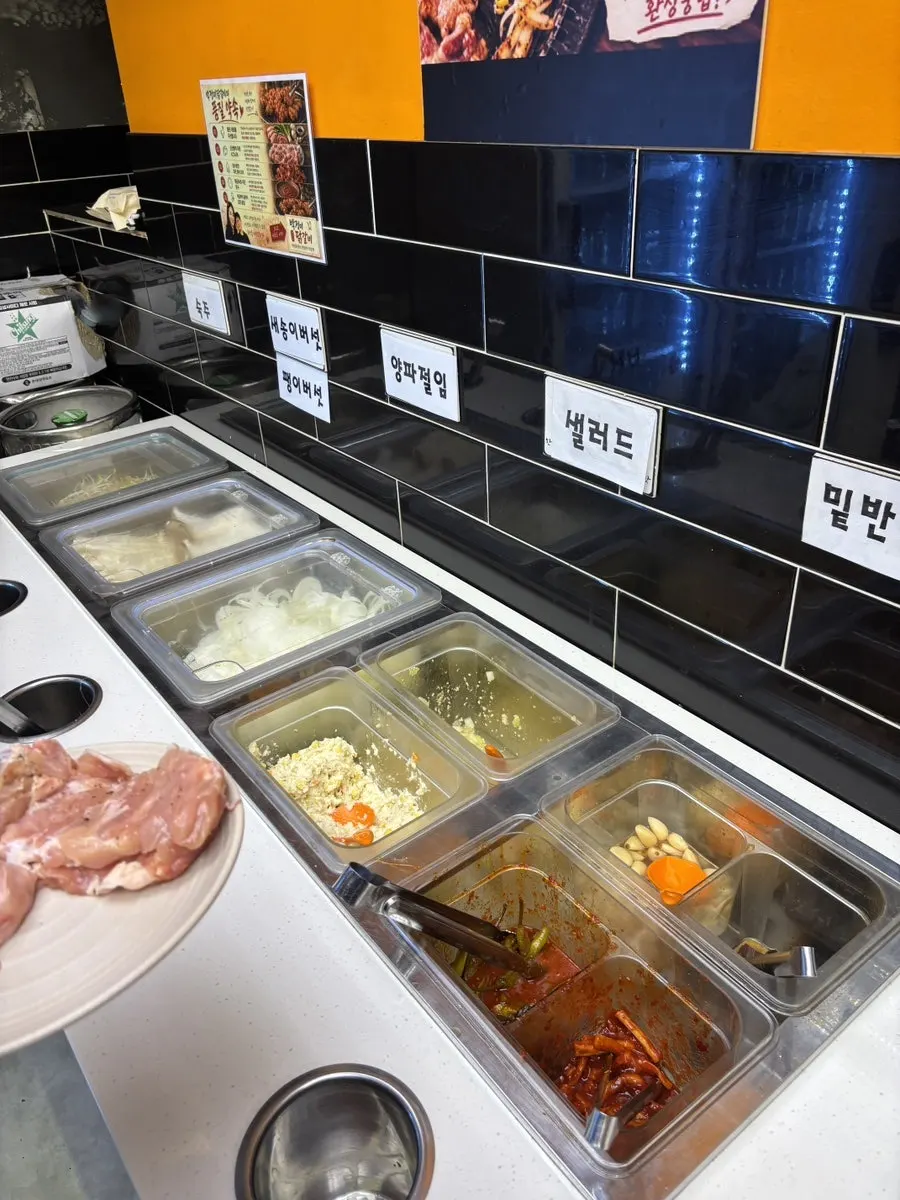 셀프바에 준비된 치킨