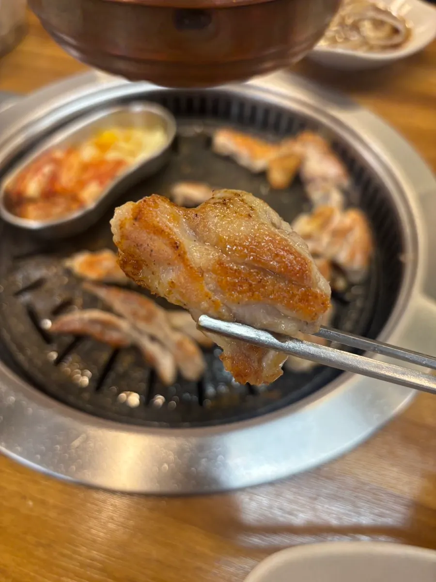 노릇하게 구워진 소금닭갈비
