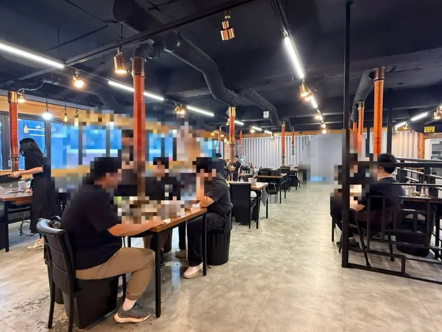한 층을 다 쓰는 넓은 매장 내부