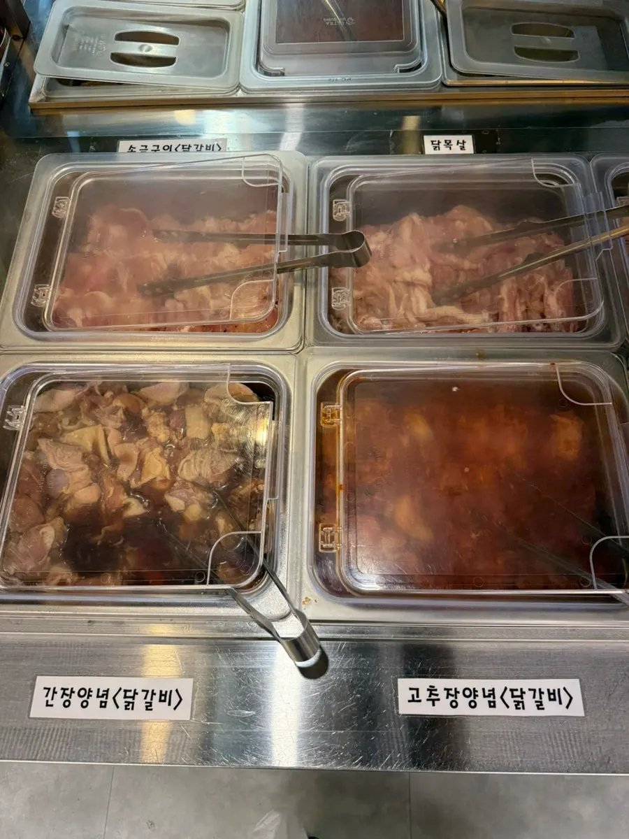 고기를 담아 가는 셀프바