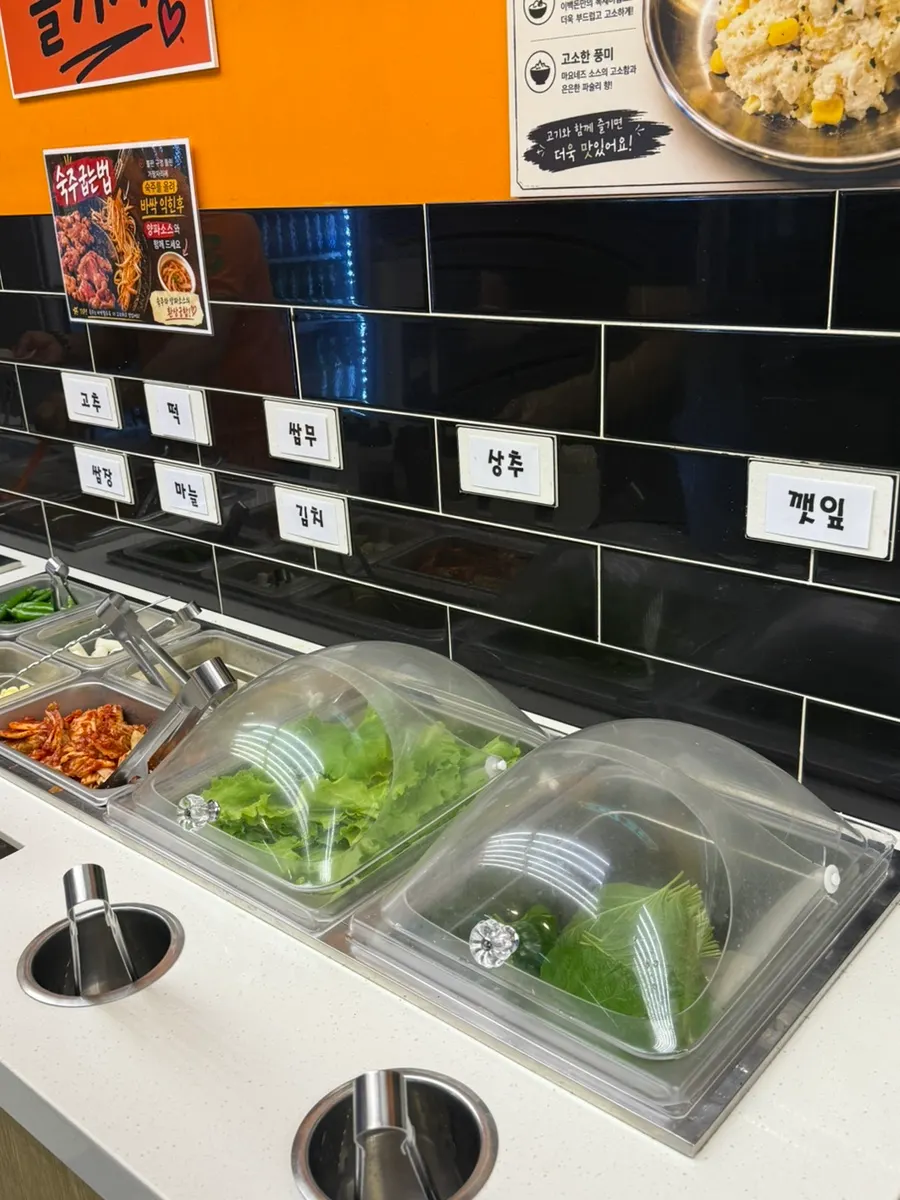 조금씩 담아온 여러 종류의 고기 접시