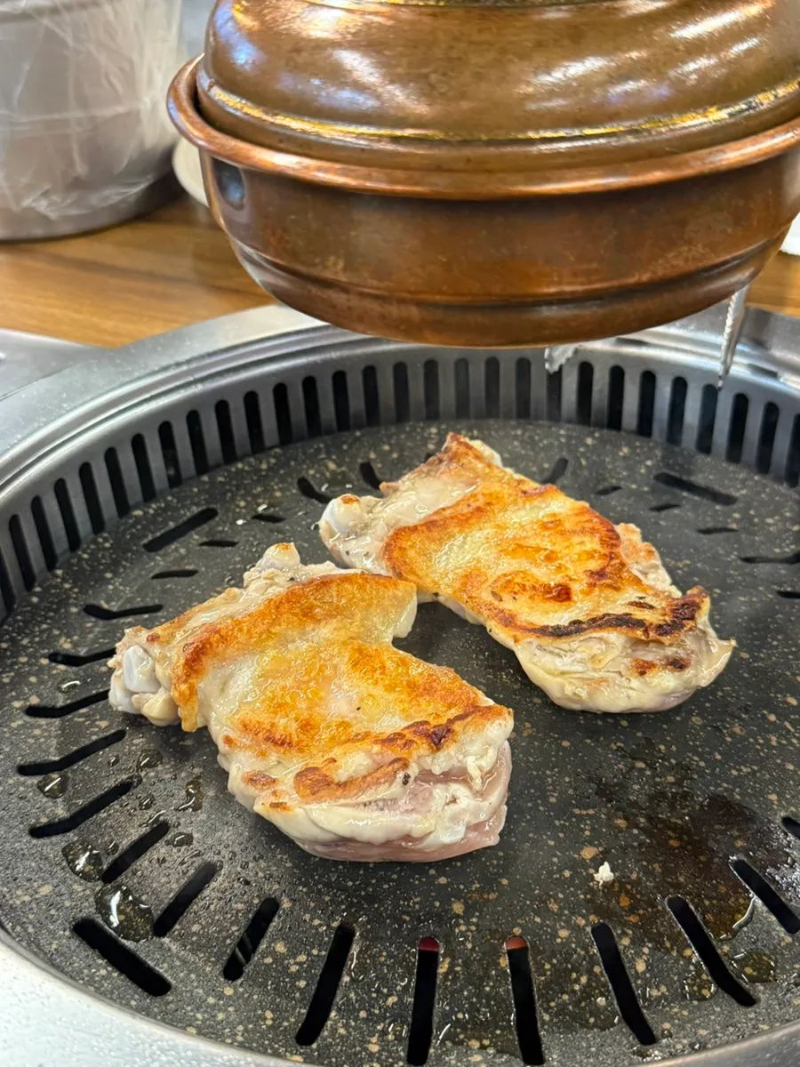 불판에 올린 소금 닭갈비