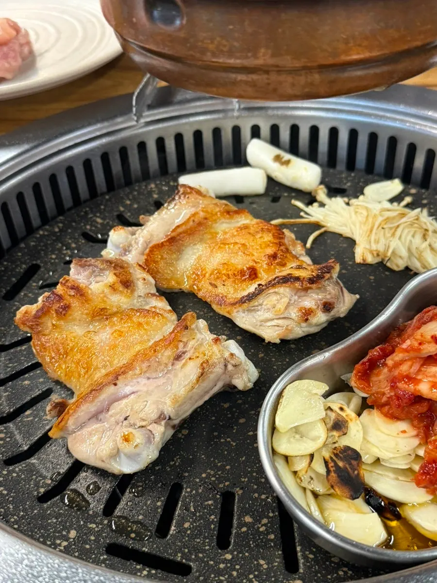 겉면이 바삭하게 구워진 닭갈비
