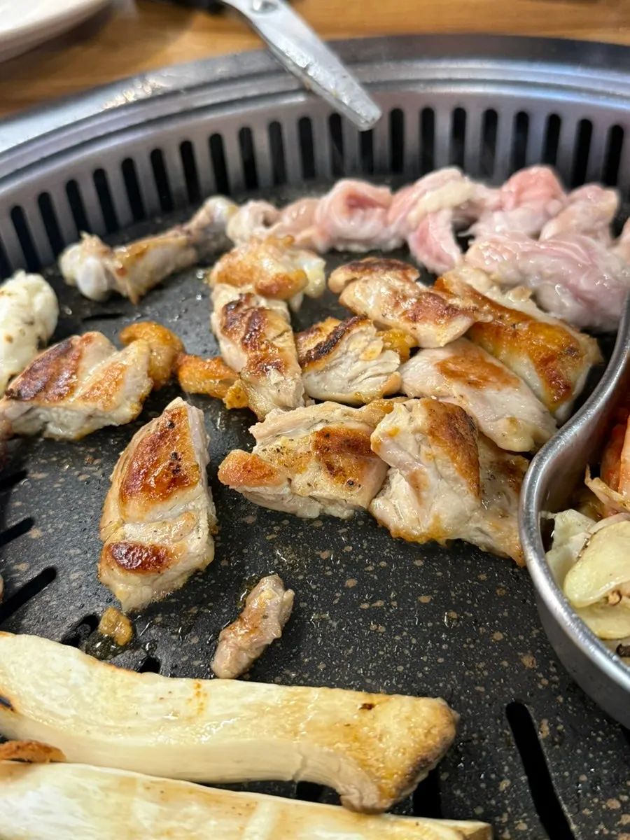 노릇하게 구운 닭껍질 부분