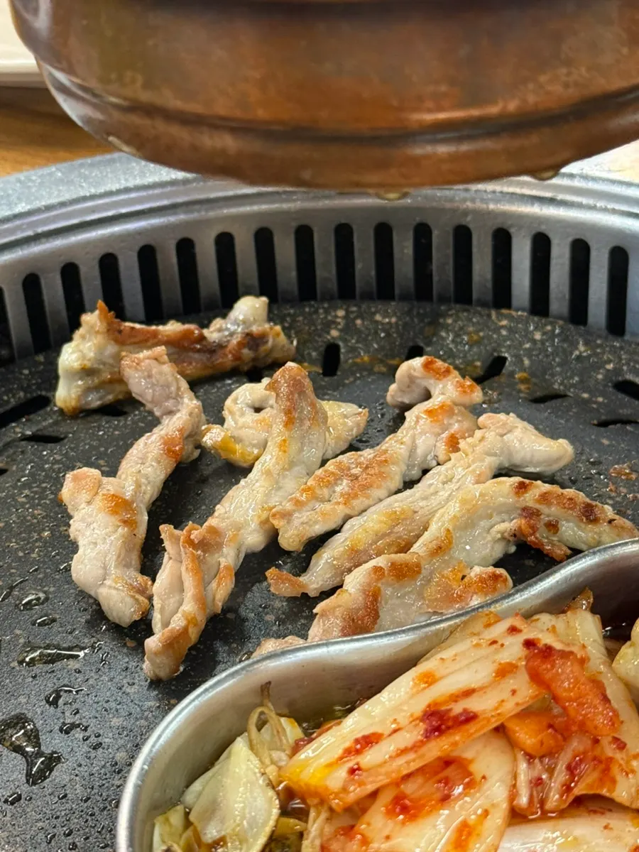 다 구워진 첫 판 닭갈비