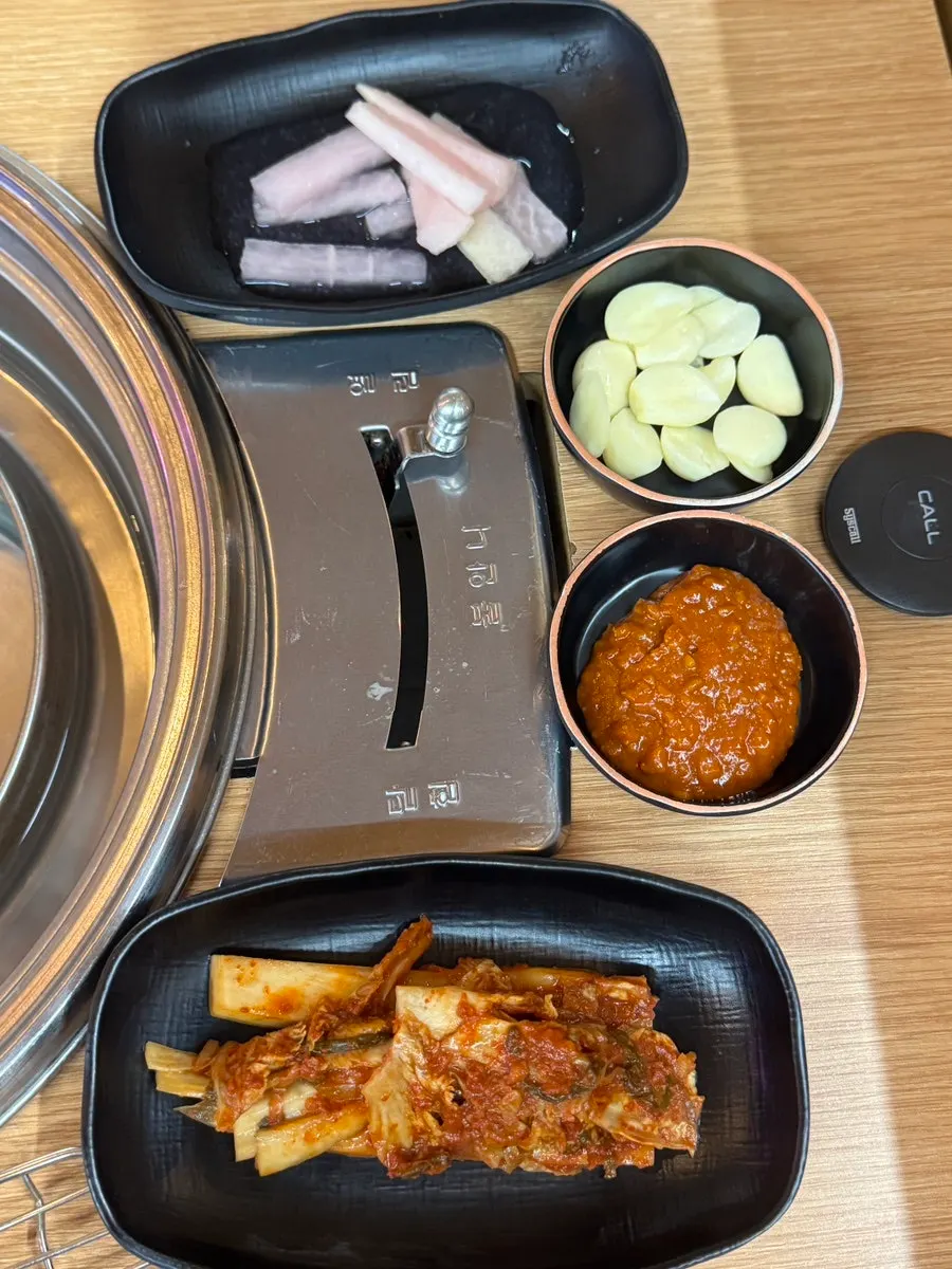 셀프바에서 가져온 채소와 반찬