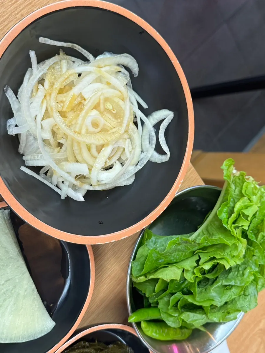 구례마재갈비 반찬 접시 클로즈업
