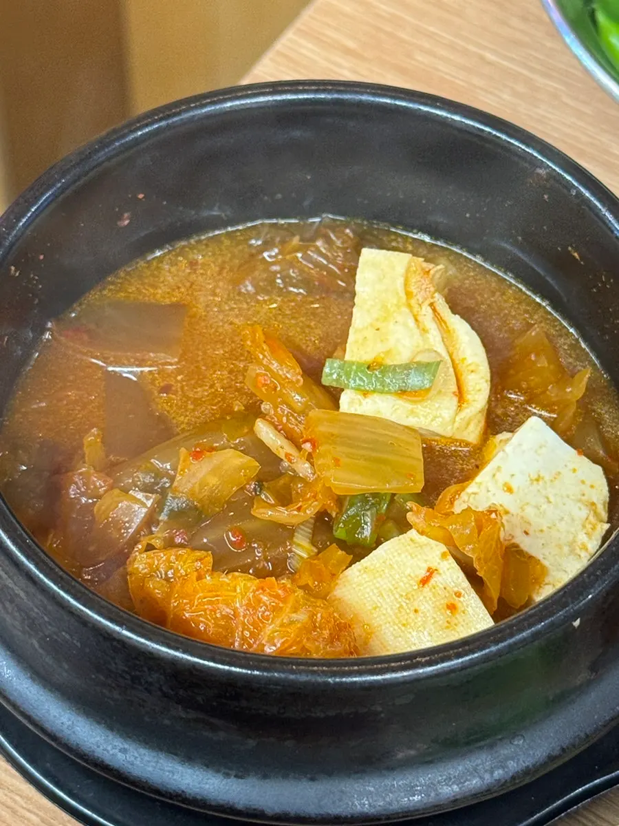 기본으로 나온 돼지고기 김치찌개