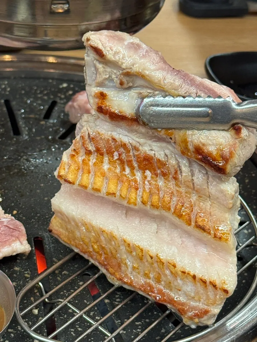 참숯 불판에 올린 두툼한 생갈비