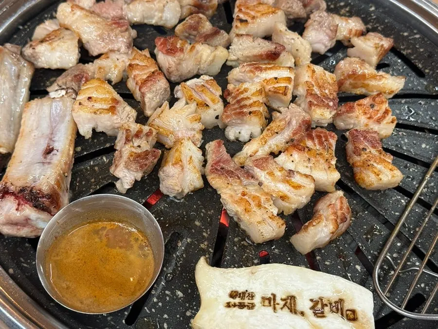 불판 위에 올린 멜젓 그릇
