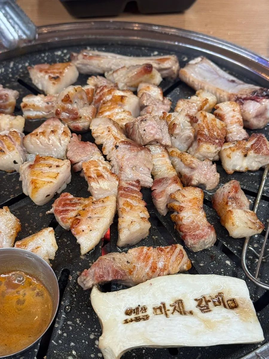 노릇하게 구워지는 돼지생갈비