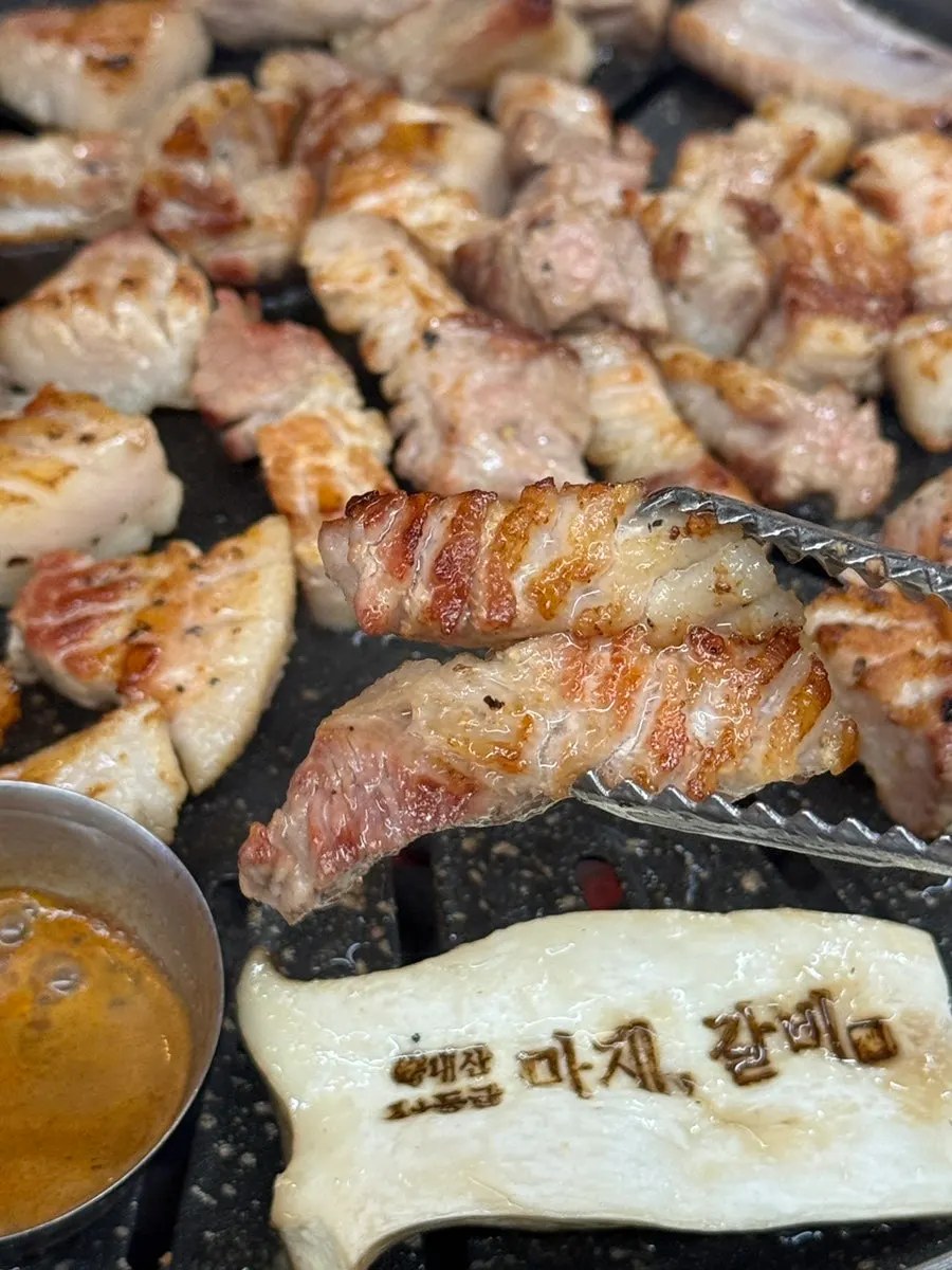 숯불에 익어가는 갈비와 멜젓