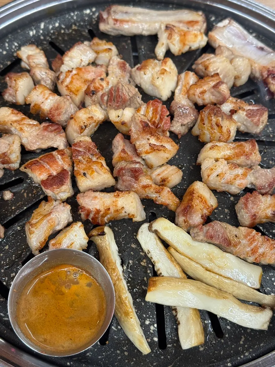 멜젓에 찍은 구운 돼지생갈비