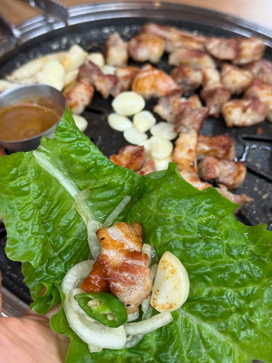고기 한 점에 올린 집김치