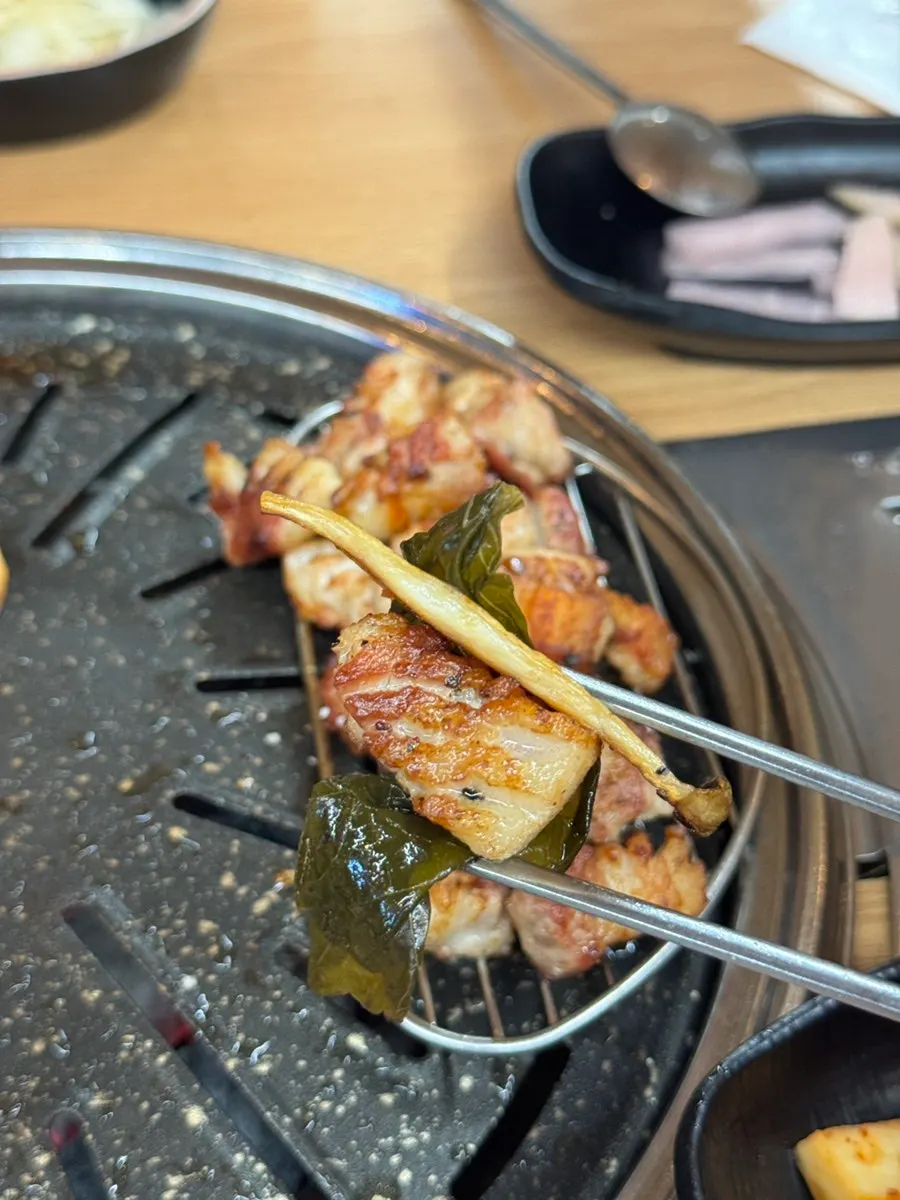 다 구워진 돼지생갈비 한 점